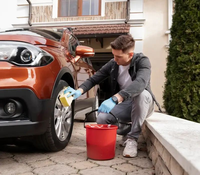 Lavage auto à domicile Terrasson-Lavilledieu : professionnel intervenant sur un véhicule